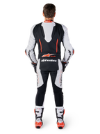 Alpinestars GP-R7 læderdragt 1-stk, motorcykelracerdragt med aerodynamisk pukkel, hvid, sort og rød, i bovinlæder set bagfra.