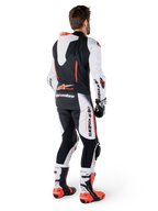 Alpinestars GP-R7 1-stk læderdragt, hvid og sort herredragt med aero-pukkel, set bagfra på mand, bovinlæder til racing