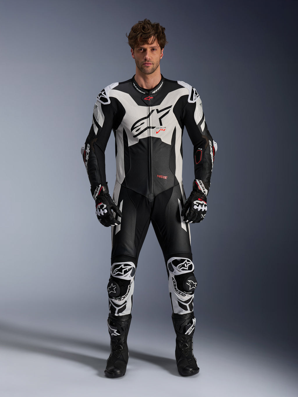 Alpinestars GP Plus V4 Sprint læderdragt til herrer, sort, hvid og rød fluo, racingudstyr båret af model.
