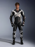 Alpinestars GP Plus V4 Sprint læderdragt til herrer, sort, hvid og rød fluo, racingudstyr båret af model.