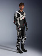 Alpinestars GP Plus V4 Sprint 1-stk læderdragt i sort, hvid og rød fluo, Tech-Air® Ready motorcykel racing gear til herrer.