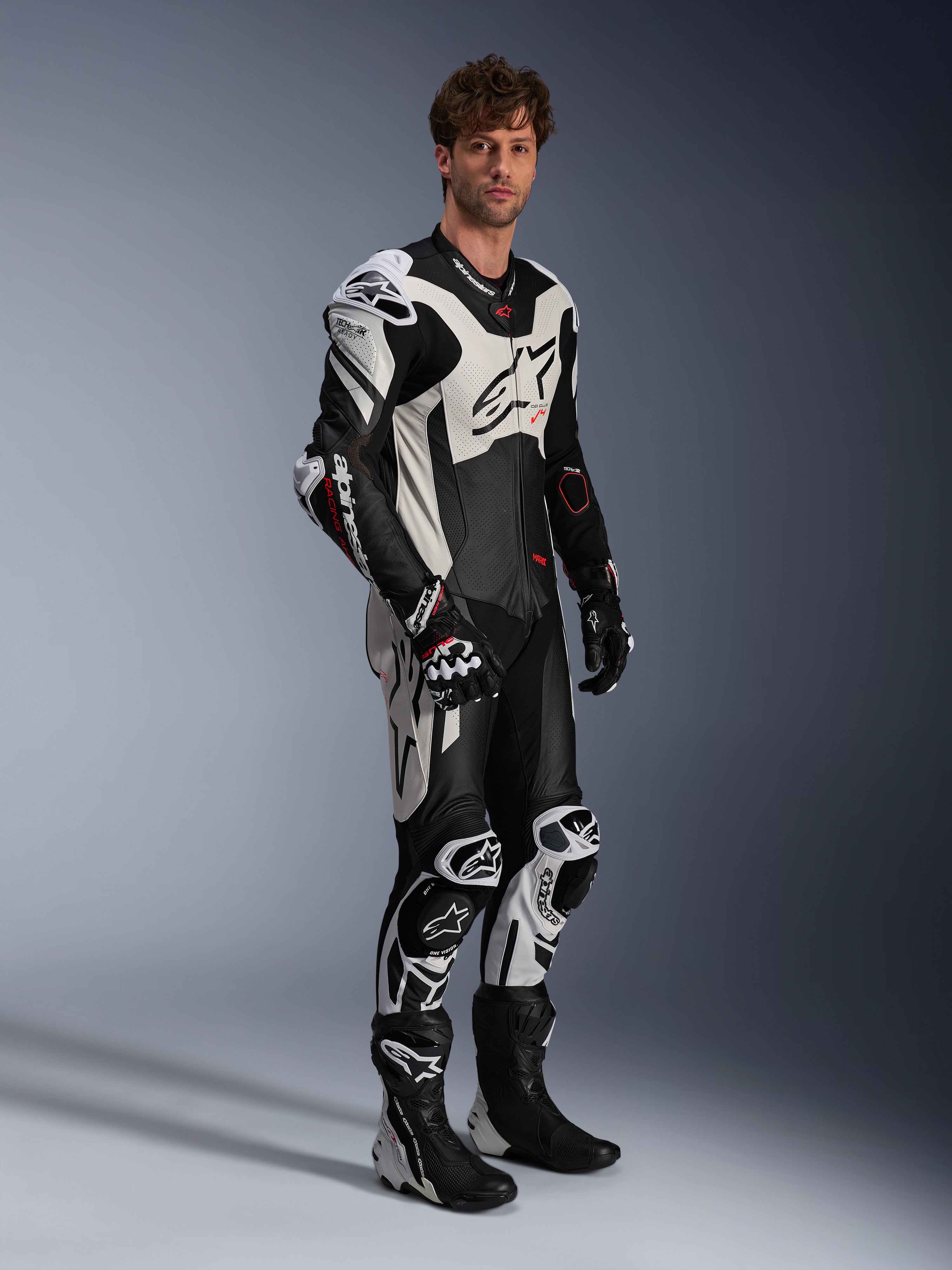 Alpinestars GP Plus V4 Sprint 1-stk læderdragt i sort, hvid og rød fluo, Tech-Air® Ready motorcykel racing gear til herrer.