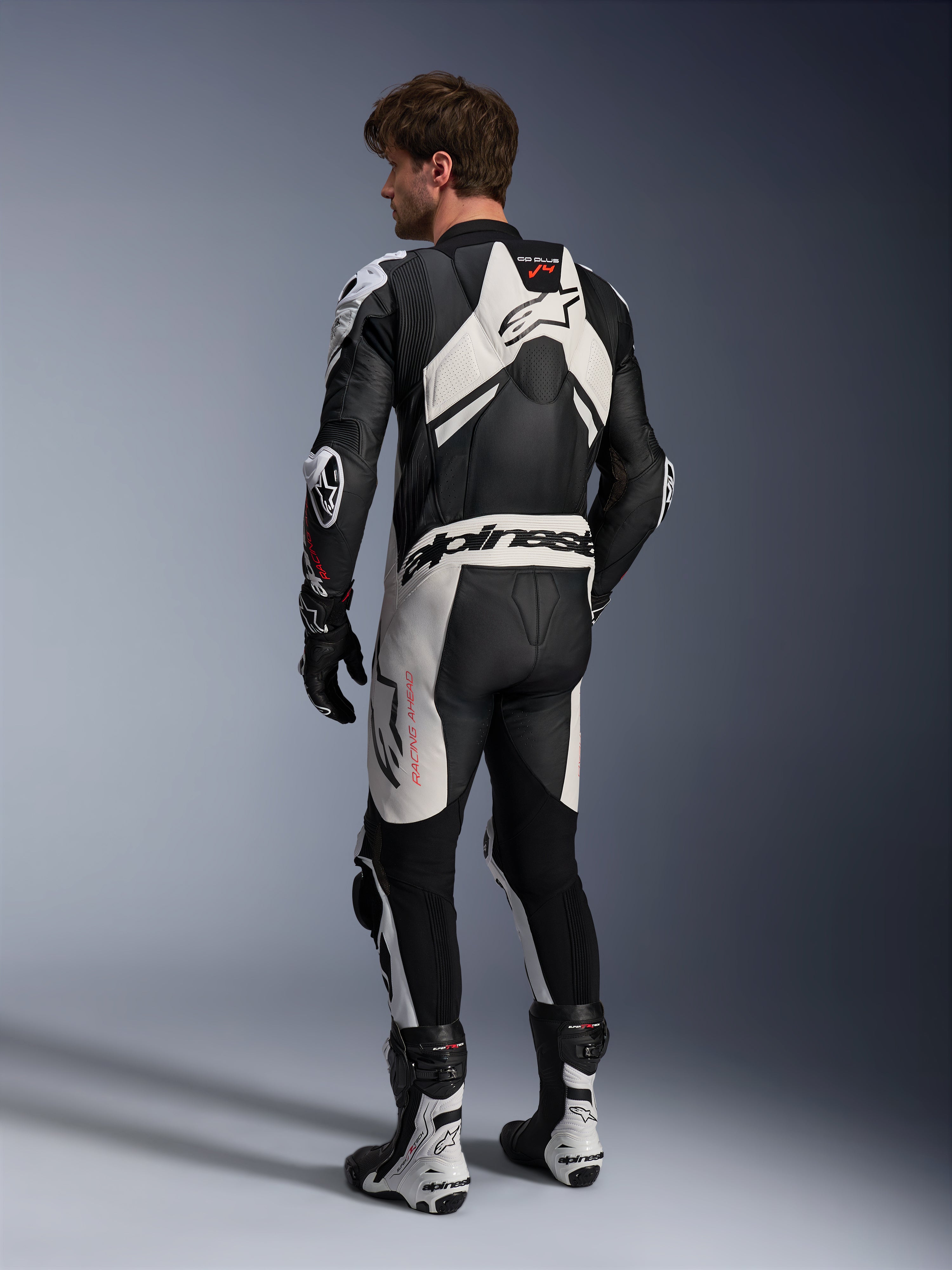 Alpinestars GP Plus V4 Sprint 1-stk læderdragt, sort og hvid, set bagfra med aerodynamisk pukkel, herremotorcykeludstyr