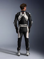 Alpinestars GP Plus V4 Sprint læderdragt, herre-motorcykelracerdragt i sort og hvid med aerodynamisk pukkel, Tech-Air® klar.