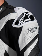Alpinestars GP Plus V4 Sprint læderdragt, sort og hvid, skulderbeskyttelse i perforeret læder med Tech-Air Ready logo.