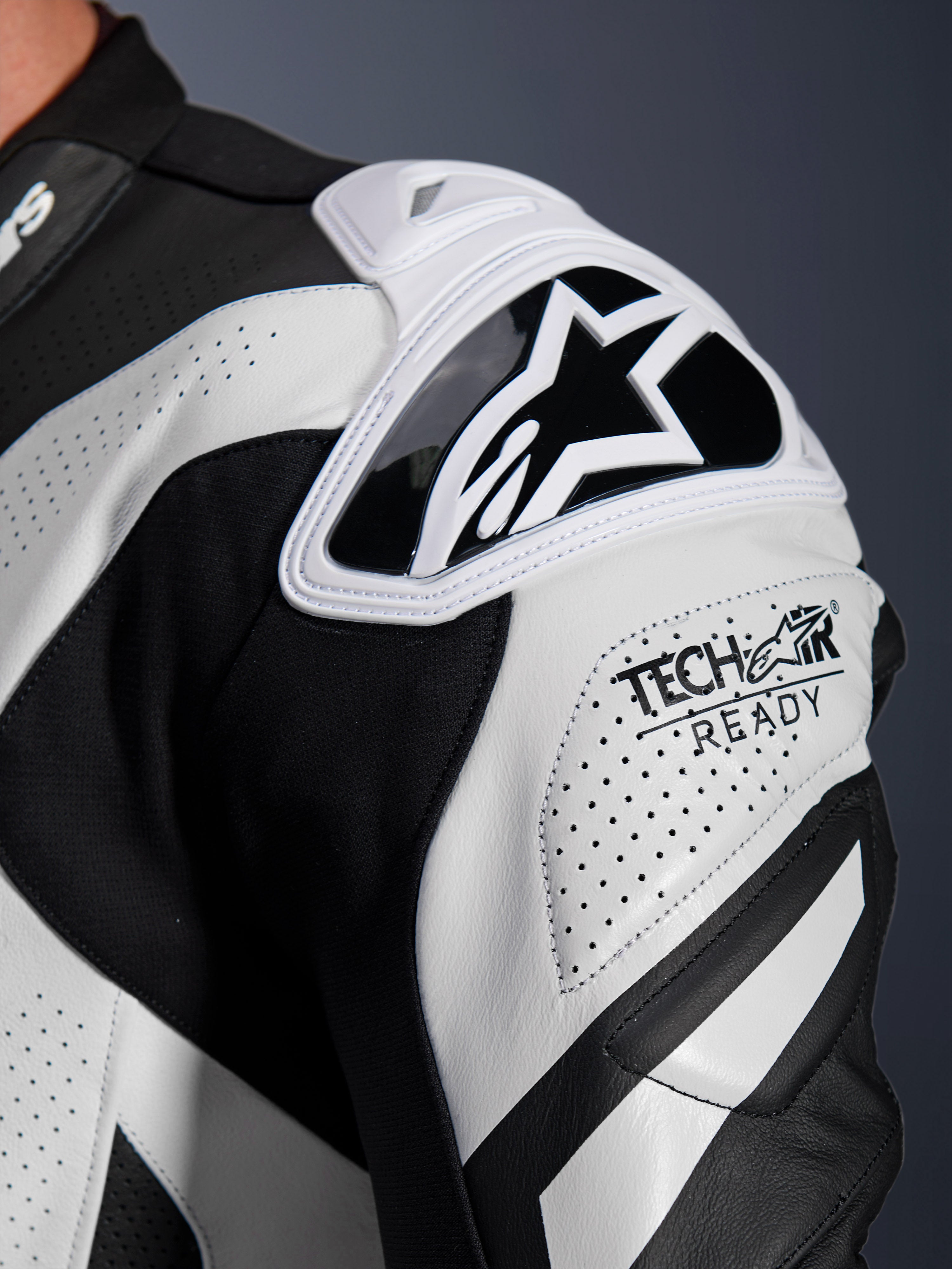 Alpinestars GP Plus V4 Sprint læderdragt, sort og hvid, skulderbeskyttelse i perforeret læder med Tech-Air Ready logo.