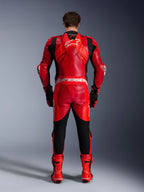 Alpinestars GP Plus V4 Sprint 1-stk læderdragt, rød og sort motorcykelracerdragt til mænd med aerodynamisk pukkel og strækpaneler, set bagfra.