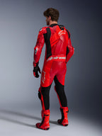 Alpinestars GP Plus V4 Sprint læderdragt, herre-racerdragt i ét stykke, rød og sort, aerodynamisk pukkel, Tech-Air® klar, premium læderkonstruktion, set bagfra på model.