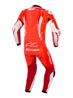 Alpinestars GP Tech V5 1-delt læderdragt, Red Fluo, lys rød og hvid, set bagfra med aerodynamisk hastighedspukkel, fleksibelt taljepanel med accordion-stræk og fremtrædende hvid Alpinestars-branding, professionelt racertøj til motorcykelbanebrug.