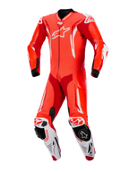 Alpinestars GP Tech V5 1PC læderdragt, Red Fluo Bright Red og hvid, set forfra, professionel motorcykelracerdragt med perforeret læder, hvide aerodynamiske detaljer og integrerede knæslidere