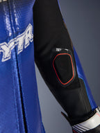 Nærbillede af underarmen på Yamaha GP-R7 læderdragten i ét stykke, der viser den integrerede Tech-Air 10 Bluetooth-displaylomme med rød kant, metallisk blåt perforeret læder og sorte strækstofindsatser til racing-ydeevne.