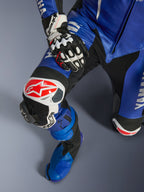 Alpinestars Yamaha GP-R7 One Piece læderdragt, motorcykeldragt, metallisk blå og sort, med hvidt og rødt Alpinestars-logo på knæbeskyttelsen, udskiftelig GP-knæslider og matchende blå racestøvle, professionelt baneklart udstyr