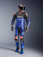 Yamaha GP-R7 læderdragt i ét stykke, motorcykelracerdragt, metallisk blå og sort med røde og hvide detaljer, med Yamaha- og GYTR-branding, vist med matchende hjelm, racerhandsker og blå støvler, professionelt racerudstyr