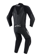Alpinestars GP Force V2 læderdragt - 1-piece, sort, set bagfra med aerodynamisk speed hump, perforerede læderpaneler og harmonika-strækzoner på skuldre og den nedre ryg, Tech-Air Ready-logo, professionelt køreudstyr til bane og sport