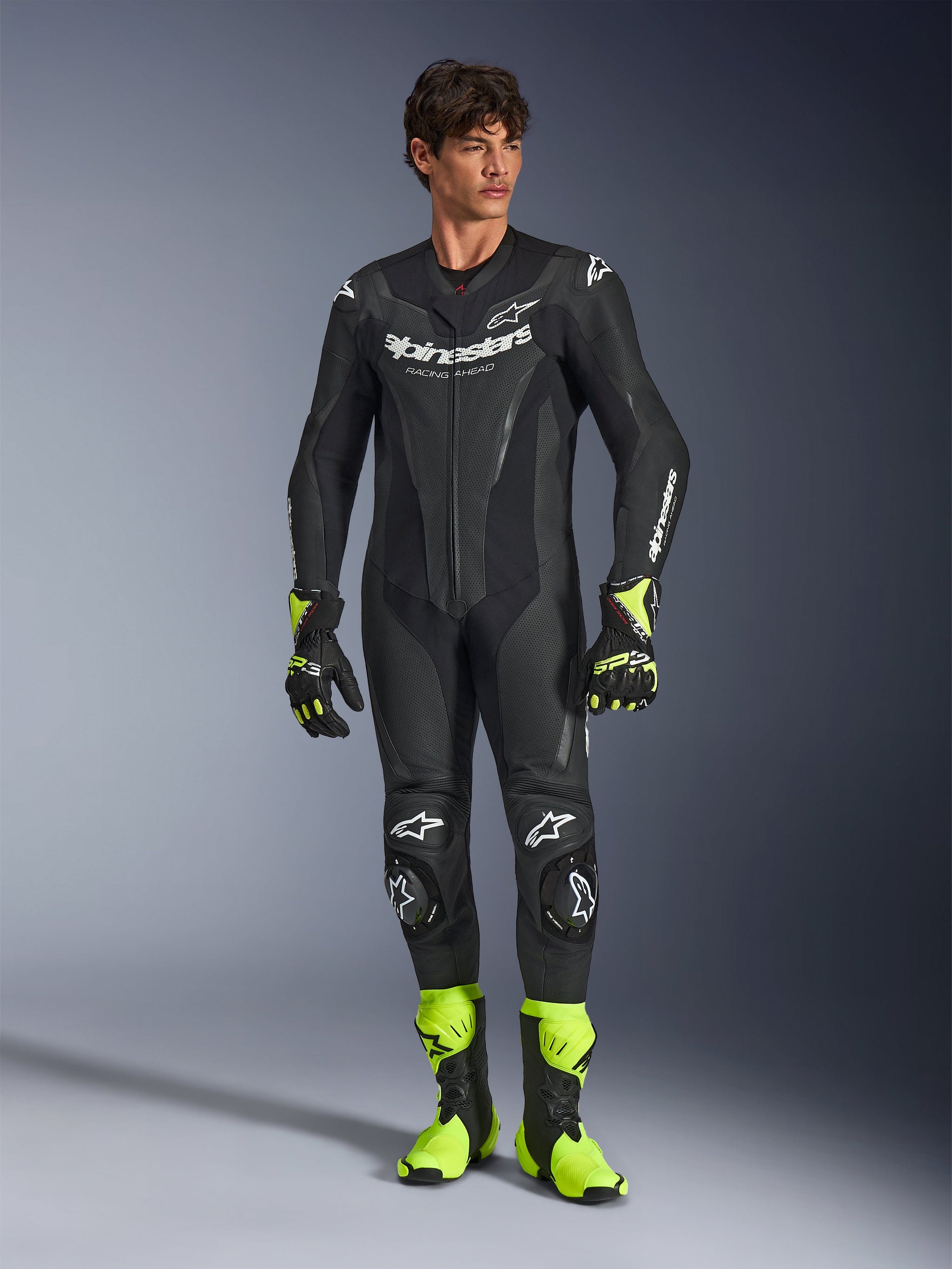 Alpinestars GP Force V2 læderdragt, 1-piece motorcykelracingdragt, sort med hvide logoer, neon gule handsker og støvler, beskyttelsespuder på knæ og albuer, slank pasform med blank tekstur
