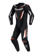 Alpinestars GP Force V2 læderdragt, 1-delt motorcykel-racerdragt, sort, hvid og rød fluo, med perforerede læderpaneler, hvide og fluorescerende røde detaljer, Alpinestars-branding på bryst og ærmer, professionelt baneklart design.