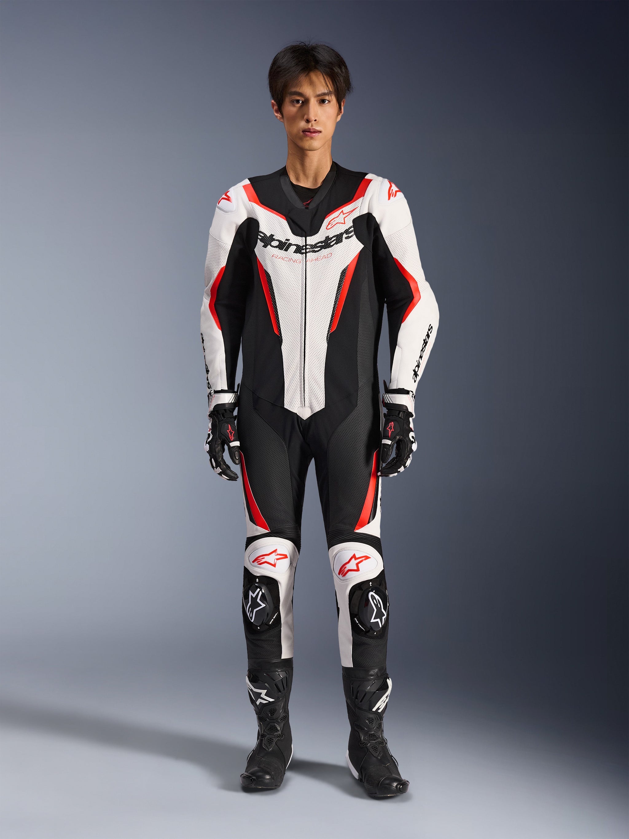 Alpinestars GP Force V2 læderdragt, etdelt motorcykelracingdragt, sort, hvid og rød, premium læderkonstruktion med beskyttelsespuder på skuldre, albuer og knæ, aerodynamisk design