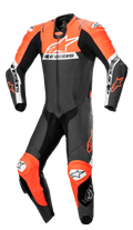 Alpinestars Missile V2 Ward 1-piece læderdragt, professionel motorcykelracerdragt i sort, fluorød og hvid, stort hvidt brystlogo, perforerede læderpaneler, harmonika-strækzoner på knæene, integrerede beskyttelsesslidere til banekørsel