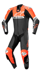Alpinestars Missile V2 Ward 1-piece læderdragt, professionel motorcykelracerdragt i sort, fluorød og hvid, stort hvidt brystlogo, perforerede læderpaneler, harmonika-strækzoner på knæene, integrerede beskyttelsesslidere til banekørsel