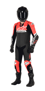 Motorcykelrytter iført Alpinestars Missile V2 Ward 1-delt læderdragt, farvevariant i sort, rød fluo og hvid, komplet med sort hjelm, sorte racerhandsker og sorte støvler, designet til højtydende banekørsel