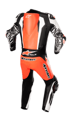 Alpinestars Racing Absolute V2 læderdragt i ét stykke, set bagfra, fluorescerende rød, hvid og sort, aerodynamisk rygpukkel, Tech-Air Ready-branding, marmor-effekt grafik på ærmerne, professionelt motorcykelracerudstyr