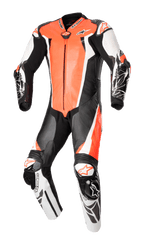 Alpinestars Racing Absolute V2 læderdragt i ét stykke, motorcykelracerdragt, rød fluo, hvid og sort, perforerede brystpaneler, eksterne DFS-skydere på skuldre og knæ, grafiske printdetaljer på underarmene, professionelt banegrej