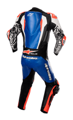 Alpinestars Racing Absolute V2 læderdragt i ét stykke, set bagfra, metallisk blå, sort, hvid og rød fluo, med en aerodynamisk rygbule, tydelige Alpinestars-logoer og komposit-strækpaneler, professionelt racerudstyr til banebrug