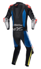 Alpinestars GP Tech V4 læderdragt, 1-delt læderdragt til racing, sort med blå paneler og neonrøde accenter, set bagfra med aerodynamisk pukkel og Tech-Air Ready-branding, hvide ærmer med sort grafik og neongule detaljer på benene, professionelt racerudstyr til banekørsel