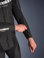 Alpinestars GP Force V2 2-delt læderdragt i sort, detaljebillede af lynlåsåbning på underarm der justeres, med perforerede læderpaneler og konstruktion i strækstof.