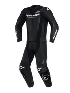 Alpinestars GP Force V2 2-delt læderdragt, sort, set forfra, perforerede læderpaneler, hvide Alpinestars-logoe r på bryst og ærmer, integre rede knæslid ere, højtyde nde udstyr til bane- og sportskørse l