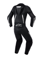 Alpinestars Stella GP-R7 2-delt læderdragt til kvinder, set bagfra i sort med hvide detaljer, integreret aerodynamisk pukkel, harmonika-strækpaneler på skuldre og lænden, perforeret læder til ventilation, tydelig Alpinestars-branding.