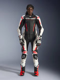 Kvindelig model iført Alpinestars Stella GP-R7 2-delt læderdragt i sort, hvid og rød fluo, komplet med matchende handsker og racingstøvler, med beskyttende pansring og perforerede læderpaneler, professionelt motorcykel-racingudstyr