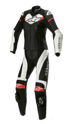 Alpinestars Stella GP Plus 2-delt læderdragt, motorcykelracerdragt til damer, sort med hvide og klare røde detaljer, to-delt læderkonstruktion med aerodynamisk profil, DFS Lite skulderbeskyttelse, knæglidere og strækpaneler for en dedikeret kvindepasform.