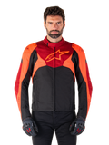 Alpinestars T-Jaws V4 Waterproof Jacket, sportstekstil motorcykeljakke, sort med rød fluo og mørkerøde detaljer, bæres af en mandlig model med matchende handsker, teknisk køreudstyr med fremtrædende stjernelogo på brystet.