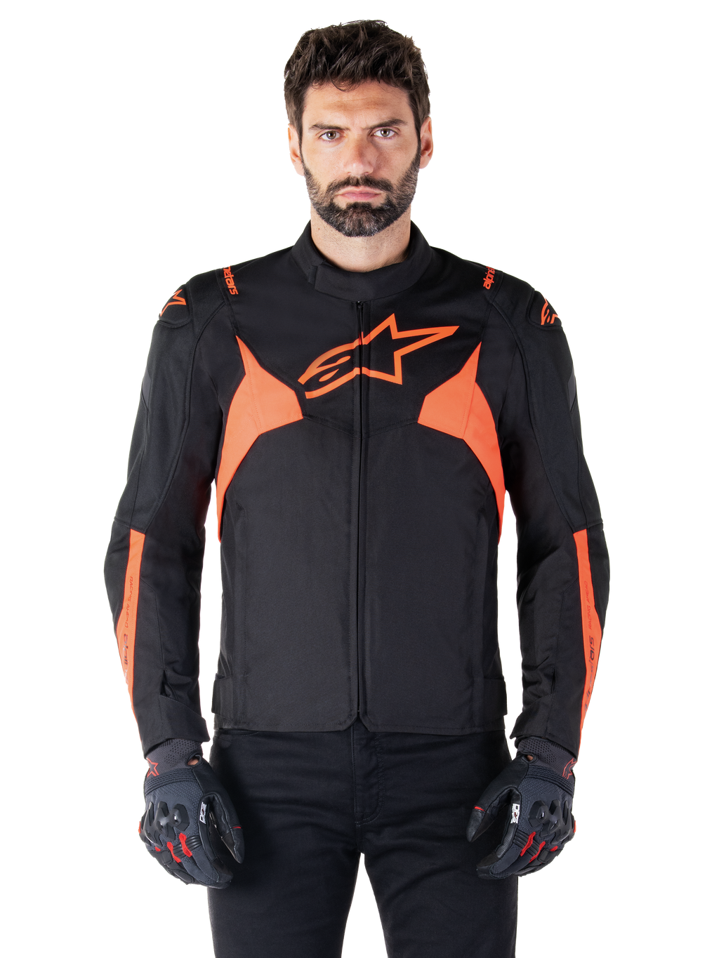 Alpinestars T-Jaws V4 Waterproof-jakke, sportslig motorcykeljakke, sort og rød fluo, med neondetaljer og et fremtrædende stjernelogo på brystet, båret af en mandlig model med sorte kørehandsker, strømlinet racer-inspireret tekstildesign
