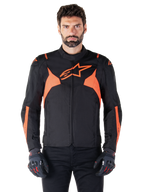 Alpinestars T-Jaws V4 Waterproof-jakke, sportslig motorcykeljakke, sort og rød fluo, med neondetaljer og et fremtrædende stjernelogo på brystet, båret af en mandlig model med sorte kørehandsker, strømlinet racer-inspireret tekstildesign