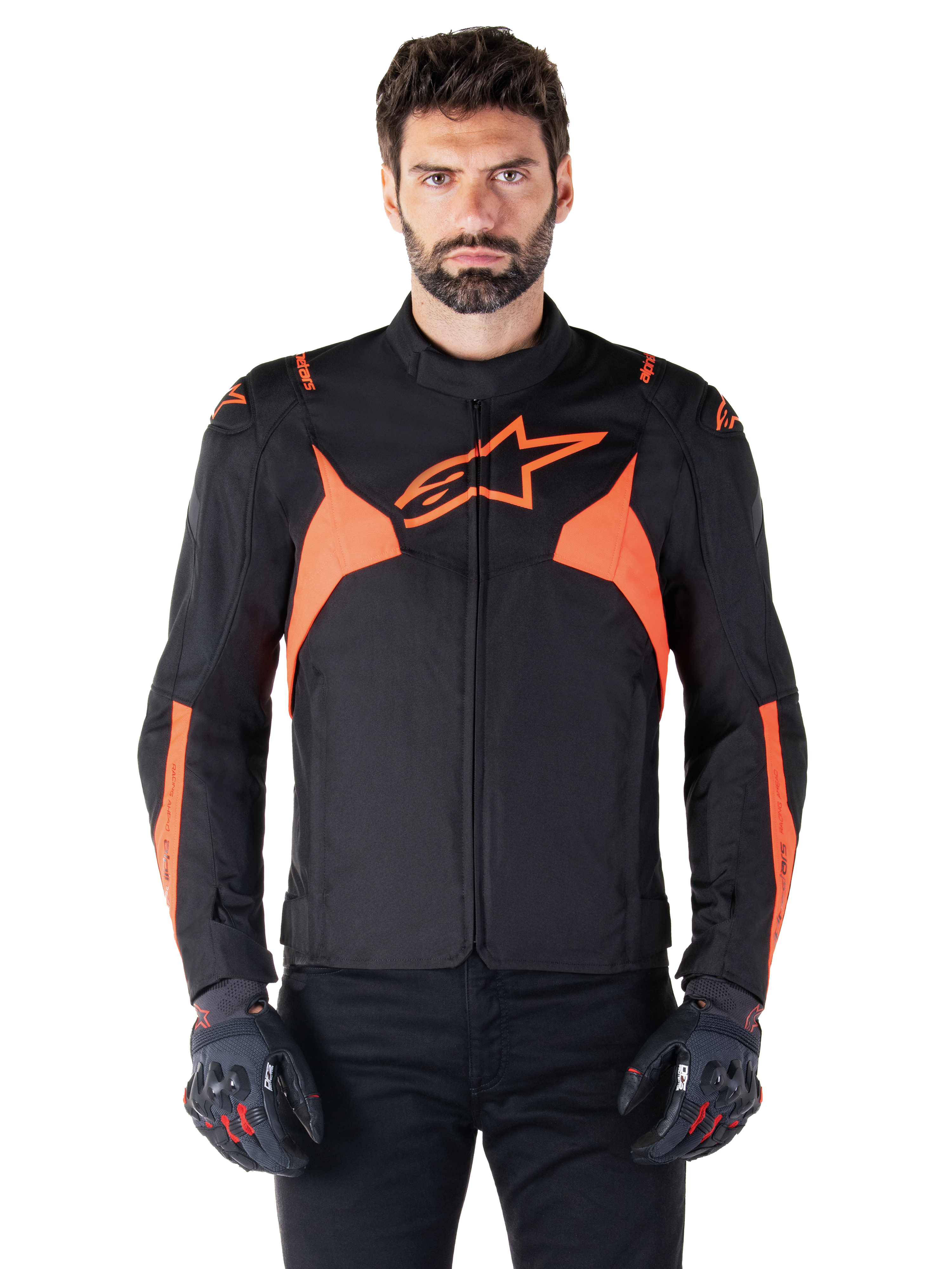 Alpinestars T-Jaws V4 Waterproof-jakke, sportslig motorcykeljakke, sort og rød fluo, med neondetaljer og et fremtrædende stjernelogo på brystet, båret af en mandlig model med sorte kørehandsker, strømlinet racer-inspireret tekstildesign
