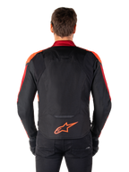 Alpinestars T-Jaws V4 Vandtæt jakke, set bagfra, sort med rød fluo og mørkerøde detaljer, orange logo på den nedre ryg, forlænget rygpanel for dækning under kørsel, sporty tekstil motorcykeljakke