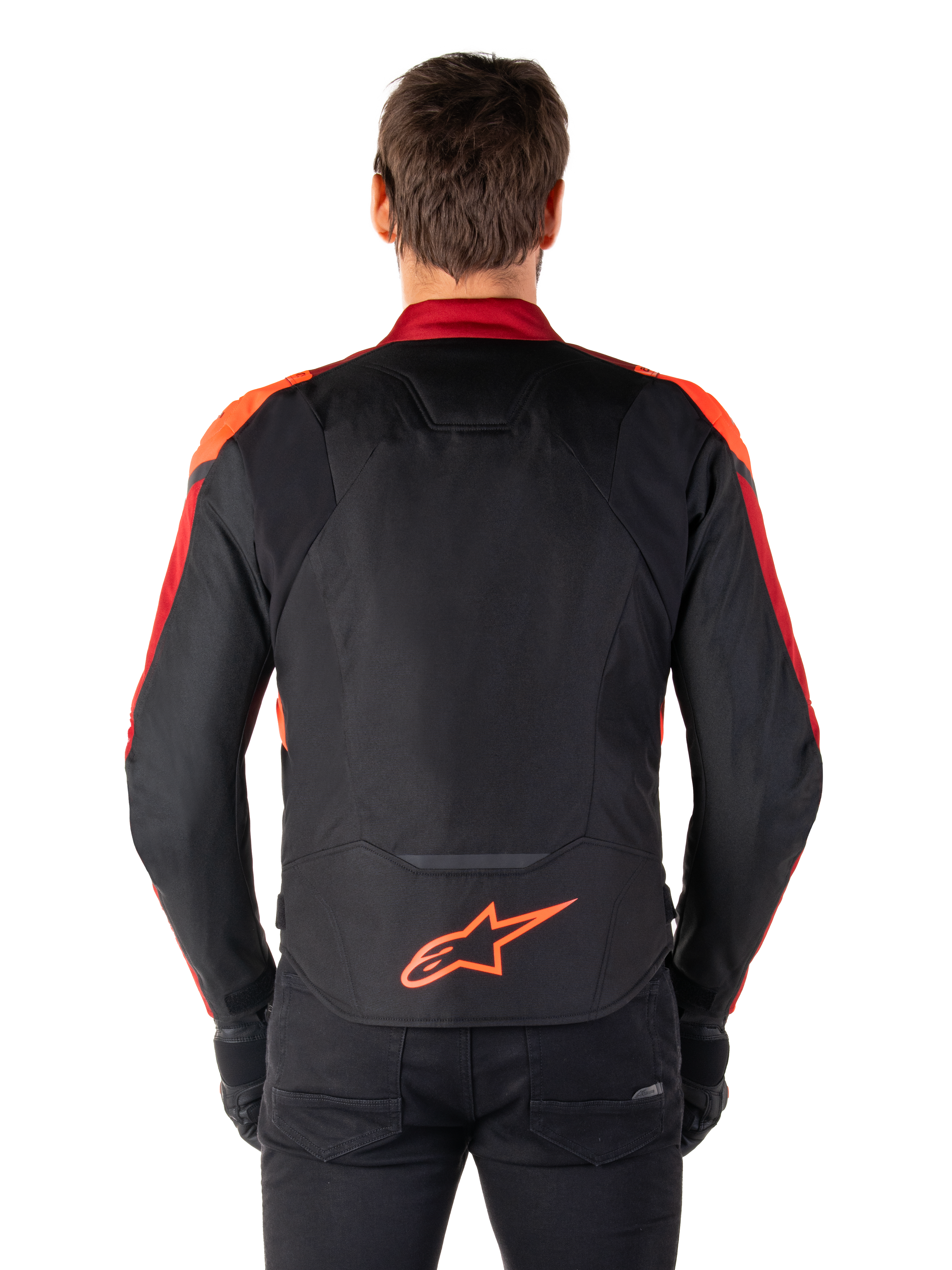 Alpinestars T-Jaws V4 Vandtæt jakke, set bagfra, sort med rød fluo og mørkerøde detaljer, orange logo på den nedre ryg, forlænget rygpanel for dækning under kørsel, sporty tekstil motorcykeljakke