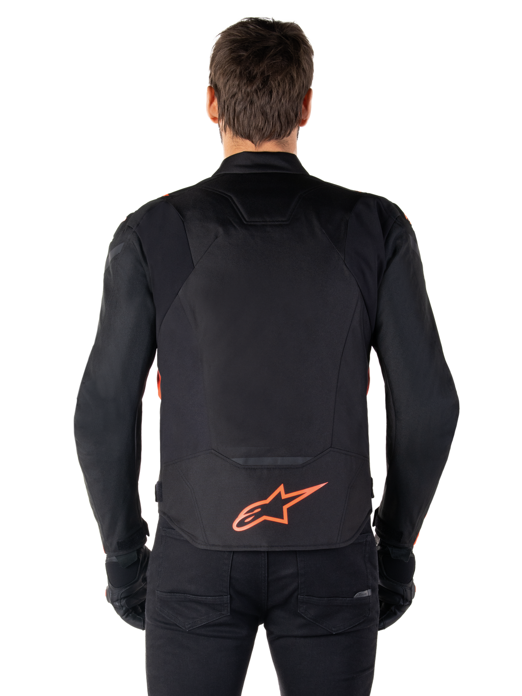 Alpinestars T-Jaws V4 vandtæt jakke, set bagfra, sort med rød fluo, med rødt Alpinestars-logo på lænden, teknisk tekstilkonstruktion, båret med sorte bukser og handsker for et komplet sportsligt kørelook