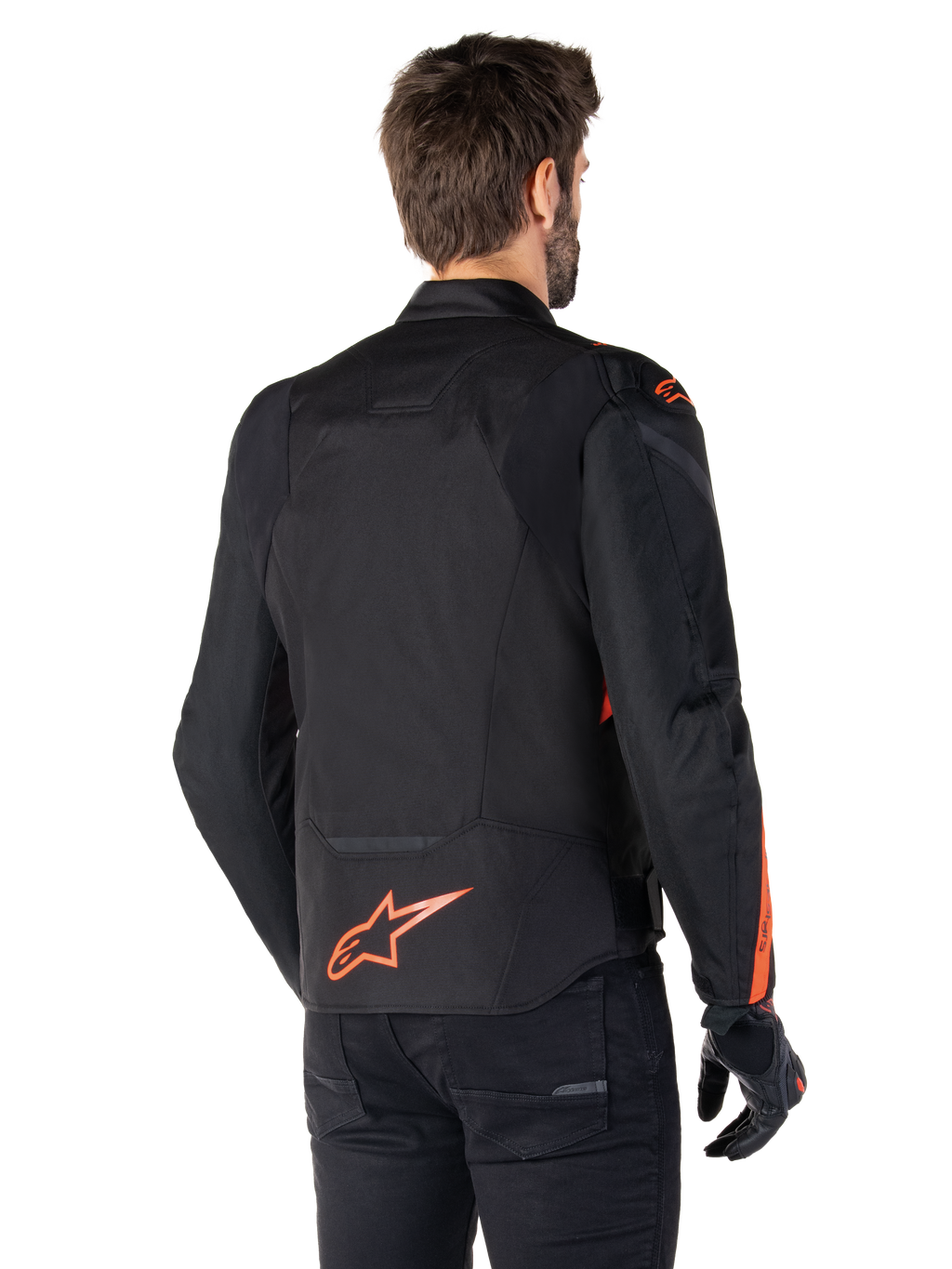 Mandlig model iført Alpinestars T-Jaws V4 Waterproof-jakke set bagfra, sort med røde fluo-detaljer, med et rødt fluo-logo nederst på ryggen og detaljer på skuldre og ærmer, sportsmotorcykeludstyr
