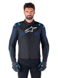 Alpinestars T-Jaws V4 Waterproof-jakke, motorcykeljakke, sort og mørkeblå med Blithe Blue-detaljer, hvidt logo på brystet, blå tekst på skuldrene, bæres med matchende handsker, vandtæt tekstilkøreudstyr