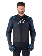 Alpinestars T-Jaws V4 Waterproof-jakke, motorcykeljakke, sort og mørkeblå med Blithe Blue-detaljer, hvidt logo på brystet, blå tekst på skuldrene, bæres med matchende handsker, vandtæt tekstilkøreudstyr