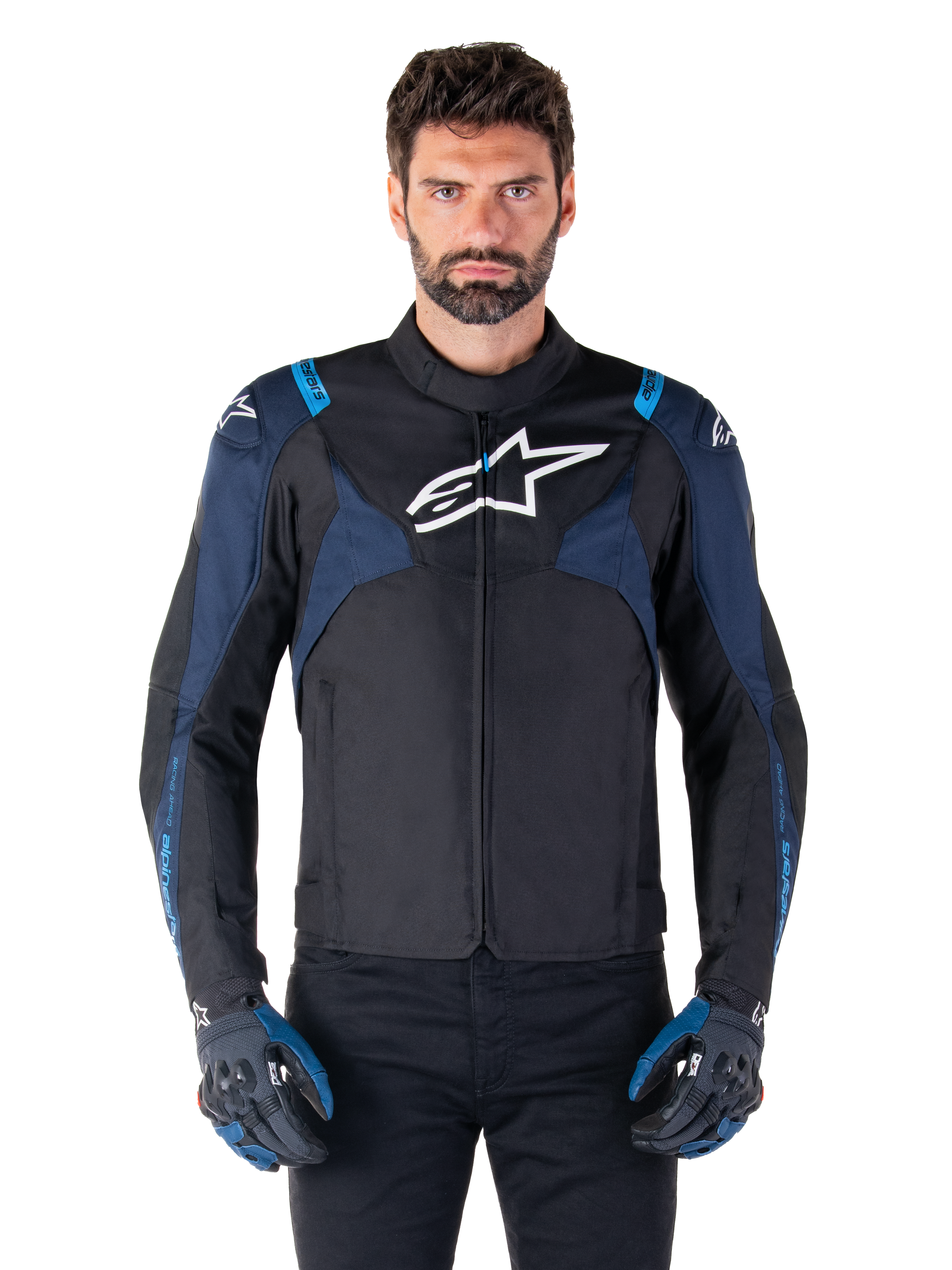 Alpinestars T-Jaws V4 Waterproof-jakke, motorcykeljakke, sort og mørkeblå med Blithe Blue-detaljer, hvidt logo på brystet, blå tekst på skuldrene, bæres med matchende handsker, vandtæt tekstilkøreudstyr