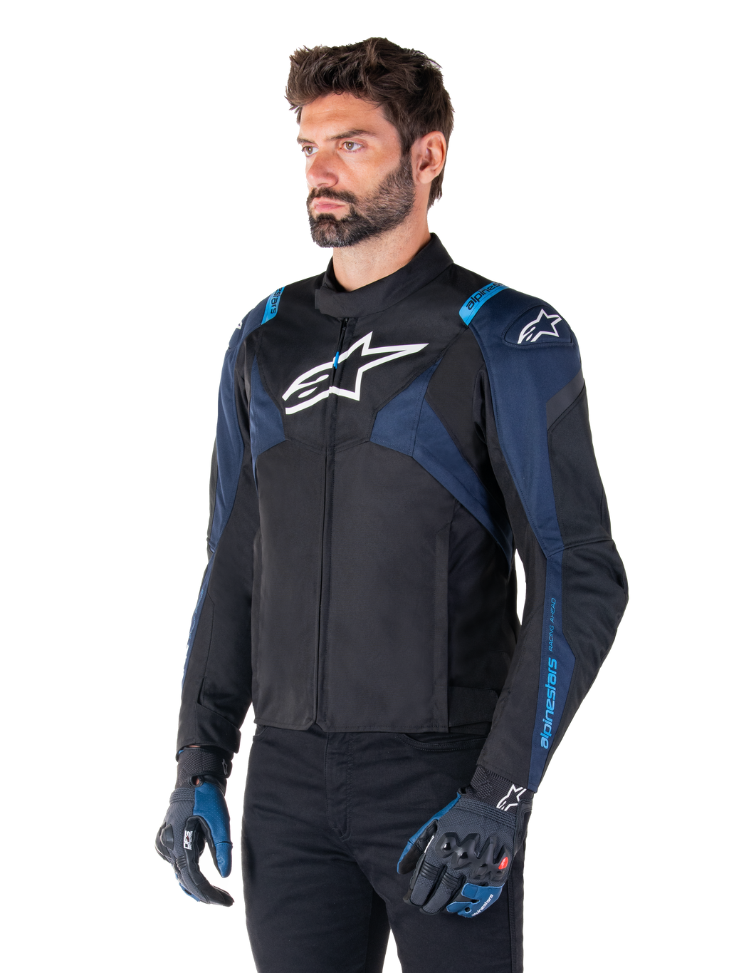 Alpinestars T-Jaws V4 Waterproof jakke, motorcykeljakke, sort, mørkeblå og Blithe Blue, båret af en model med matchende handsker og sorte bukser, med hvide Alpinestars-logoer på brystet og skuldrene og blå detaljer på ærmerne, sporty tekstil-køreudstyr