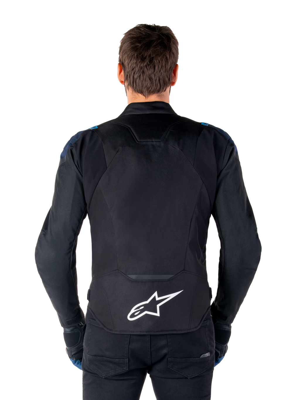 Alpinestars T-Jaws V4 vandtæt jakke, motorcykeljakke, sort, mørkeblå og Blithe Blue, set bagfra på en model, med et stort hvidt Alpinestars-logo på den nedre ryg, mørkeblå detaljer på skuldrene og en strømlinet sportssilhuet.
