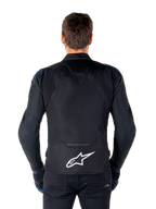 Alpinestars T-Jaws V4 vandtæt jakke, motorcykeljakke, sort, mørkeblå og Blithe Blue, set bagfra på en model, med et stort hvidt Alpinestars-logo på den nedre ryg, mørkeblå detaljer på skuldrene og en strømlinet sportssilhuet.