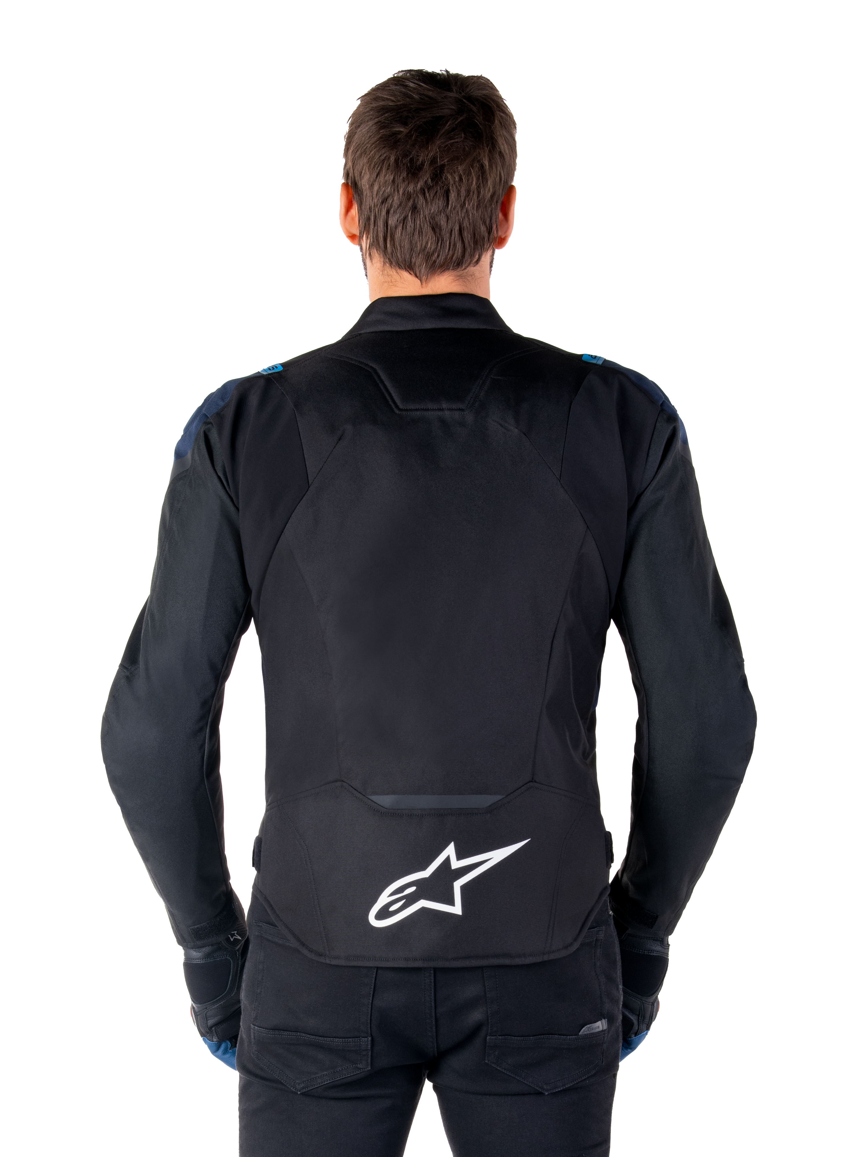 Alpinestars T-Jaws V4 vandtæt jakke, motorcykeljakke, sort, mørkeblå og Blithe Blue, set bagfra på en model, med et stort hvidt Alpinestars-logo på den nedre ryg, mørkeblå detaljer på skuldrene og en strømlinet sportssilhuet.