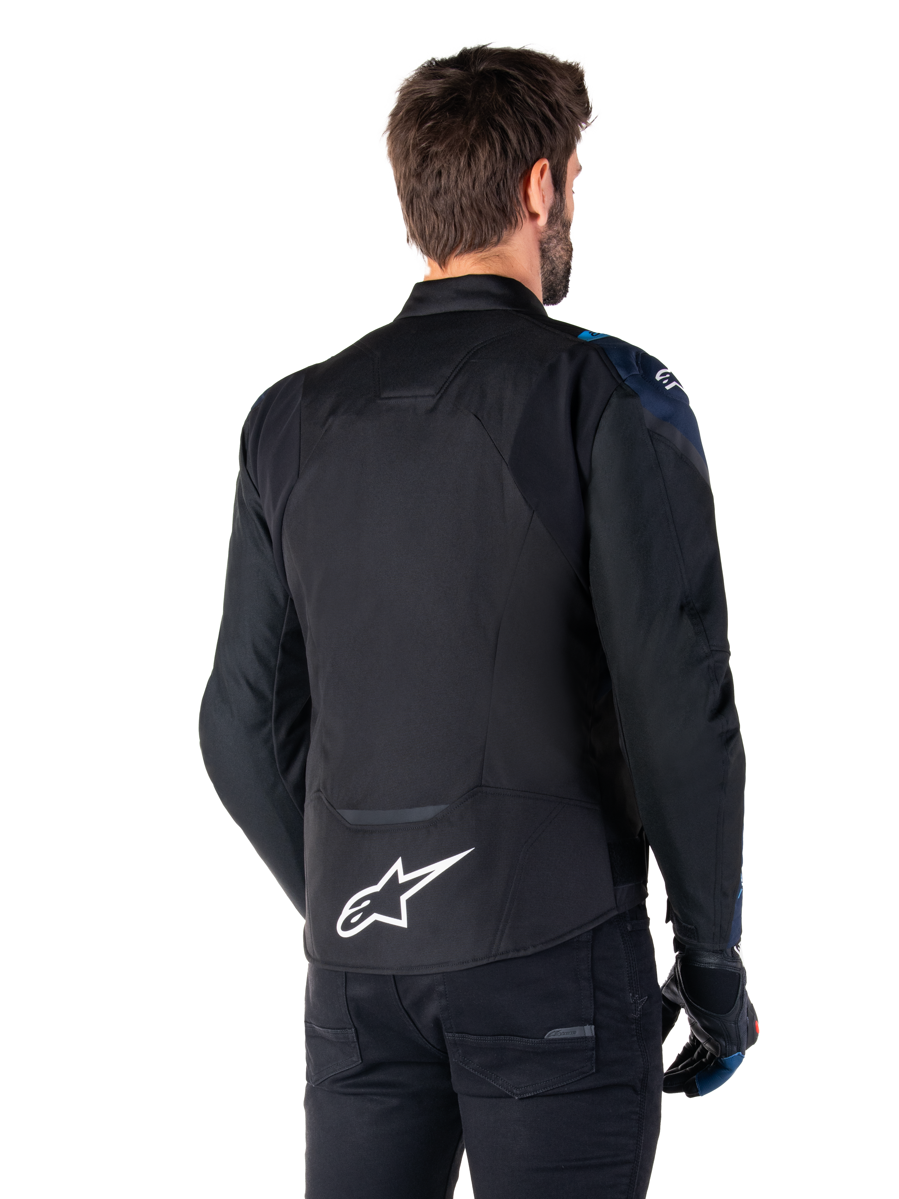 Alpinestars T-Jaws V4 Waterproof Jacket, set bagfra, sort med mørkeblå og Blithe Blue-detaljer, hvidt stjernelogo på lænden, sportslig silhuet, bæres med sorte bukser og kørehandsker