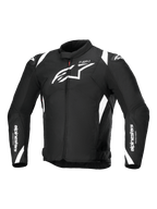 Alpinestars T-SP 1 V2 vandtæt jakke, tekstil motorcykeljakke, sort og hvid, med et stort hvidt Astars-logo på brystet, branding på ærmerne og skuldrene og en teknisk sportsinspireret silhuet.